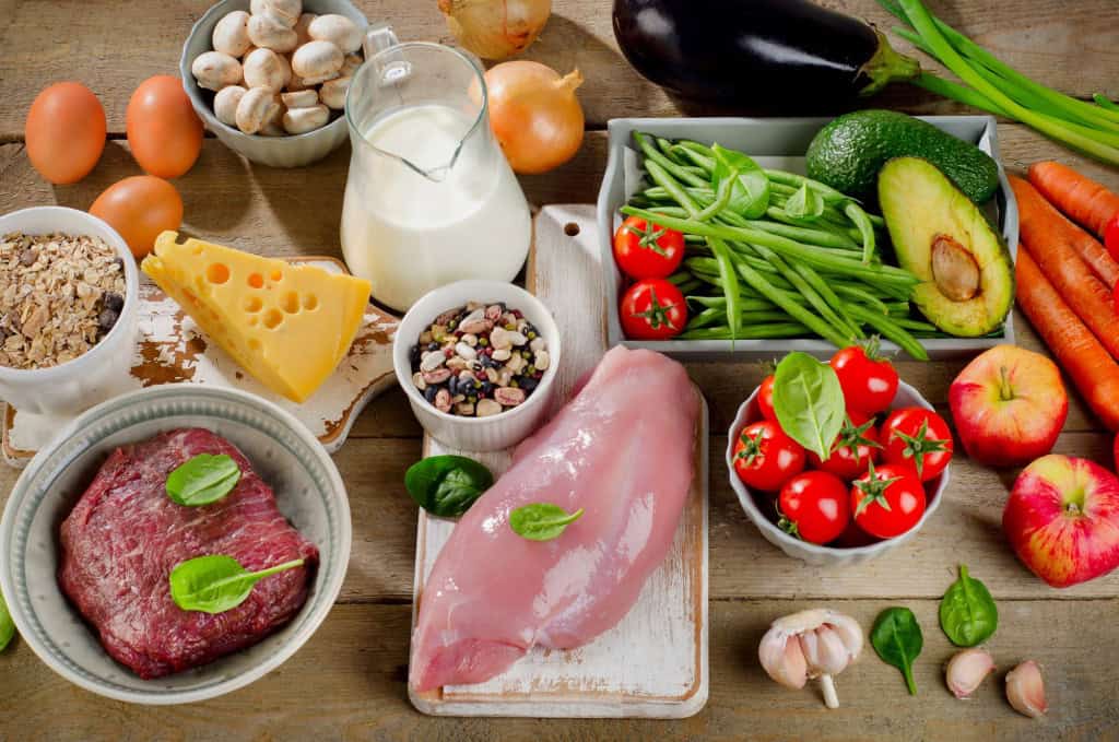 Dieta carnívora: quais os riscos de comer apenas carne, ovos e laticínios? A dieta carnívora, cada vez mais comentada nas redes sociais, consiste em um padrão alimentar que se restringe exclusivamente ao consumo de produtos de origem animal, como carnes, ovos e laticínios. dieta