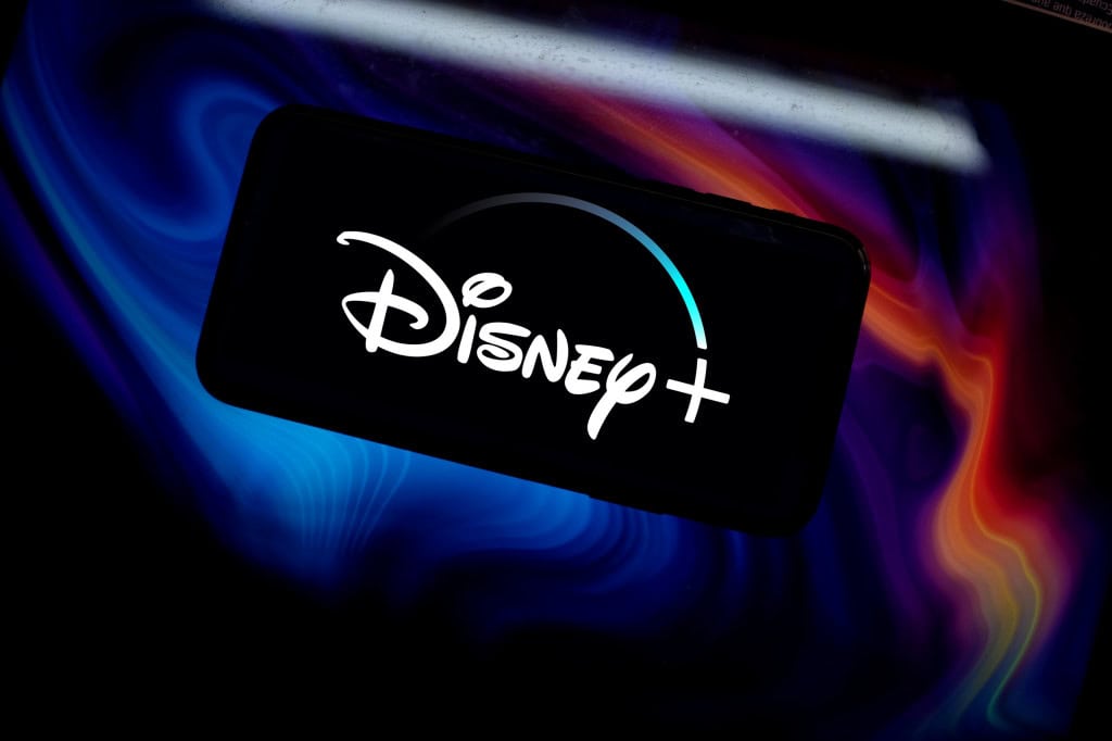 Disney+ terá mais um aumento de preço; veja como fica O Disney+ fará mais um reajuste no preço da mensalidade. Os valores terão aumento entre US$ 2 e US$ 30, dependendo do tipo de plano (o que varia entre R$ 10 e R$ 158). A mudança entra em vigor no mês que vem. Logo do Disney+ na tela de um smartphone na horizontal