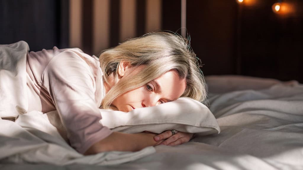 Por que as mulheres precisam dormir mais do que os homens? A qualidade do sono é fundamental para o bom funcionamento do nosso corpo. Isso nos leva a uma pergunta recorrente: quantas horas por dia é recomendado dormir? A resposta depende de uma série de fatores, inclusive do sexo da pessoa. mulher dormindo de dia