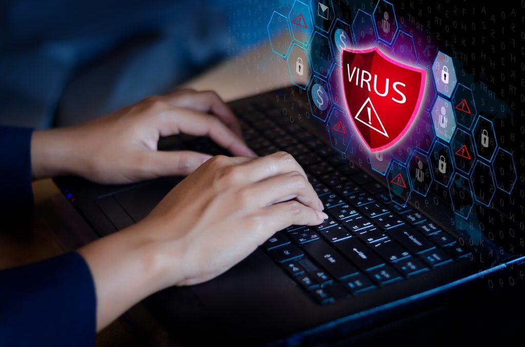 O que é um ciberataque e como ele ocorre? Veja exemplos e como se proteger Vivemos em uma era em que a tecnologia está presente em praticamente todas as áreas da vida. Empresas, governos e pessoas comuns dependem de sistemas digitais para armazenar informações, realizar transações e se comunicar. Esse avanço trouxe inúmeros benefícios, mas também abriu espaço para novas ameaças: os ciberataques. O que é um ciberataque e como ele ocorre? Veja exemplos e como se proteger