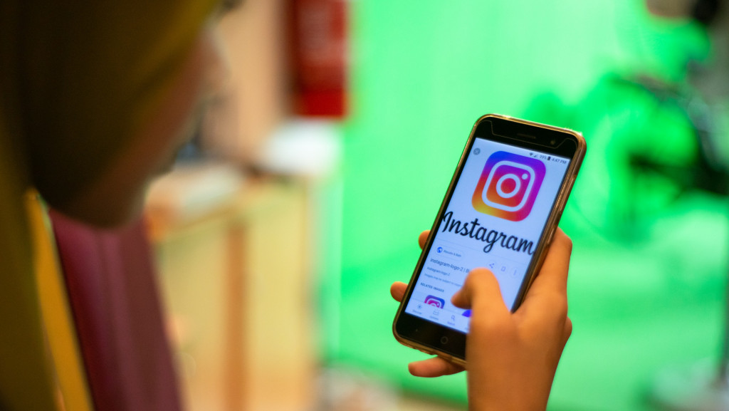 Instagram ainda mostra conteúdos perigosos a jovens, diz pesquisa Atenção: a matéria a seguir inclui uma discussão sobre suicídio. Se você ou alguém que você conhece precisar de ajuda, procure ajuda especializada. O Centro de Valorização da Vida (CVV) funciona 24h por dia pelo telefone 188. Também é possível conversar por chat ou e-mail. adolescente usando instagram