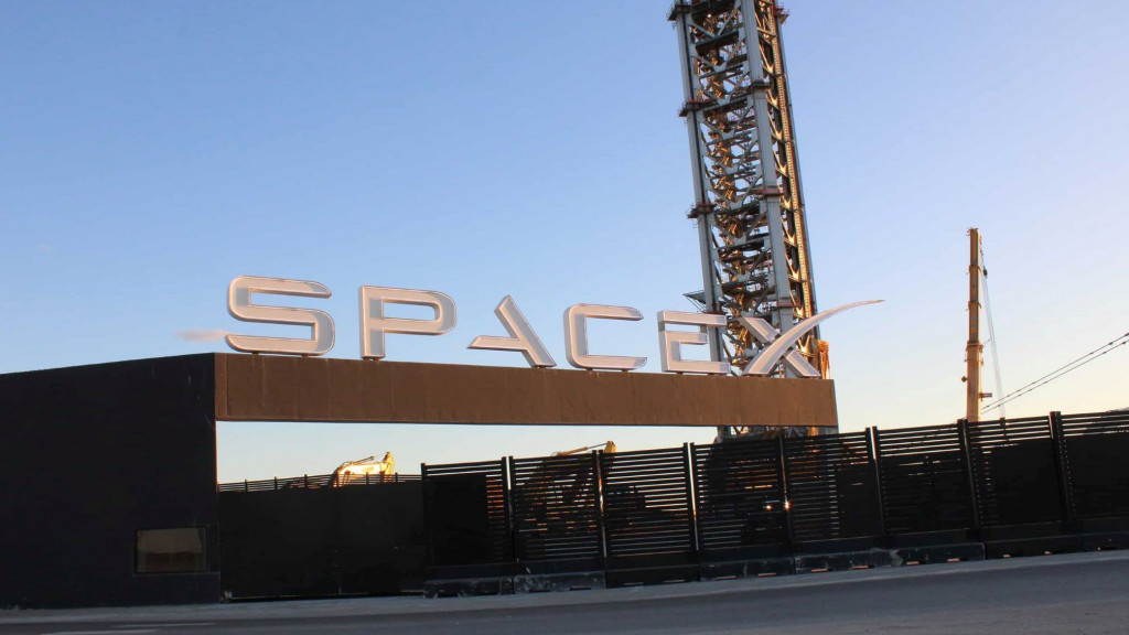 SpaceX deve desenvolver satélites do Domo de Ouro dos EUA, diz site A SpaceX, empresa de Elon Musk, deve fechar um contrato de US$ 2 bilhões (cerca de R$ 11,5 bilhões) com o Pentágono para desenvolver satélites do Domo de Ouro, o escudo antimísseis dos Estados Unidos, segundo o Wall Street Journal.  Fachada da sede de SpaceX