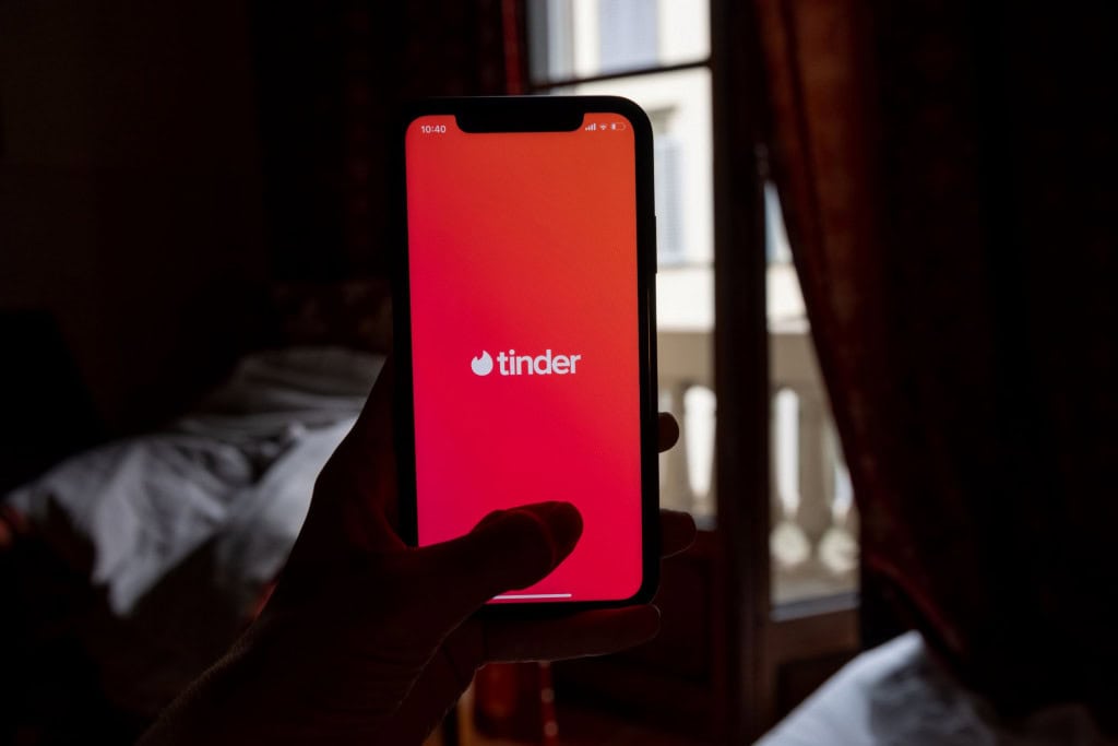 Tinder lança novos modos para turbinar encontros O Tinder está reformulando seu aplicativo para reter usuários e aumentar o engajamento, lançando novos modos de interação e uma tela inicial renovada. A ideia é oferecer mais opções de conexão adaptadas a diferentes perfis, interesses e intenções de namoro. tinder