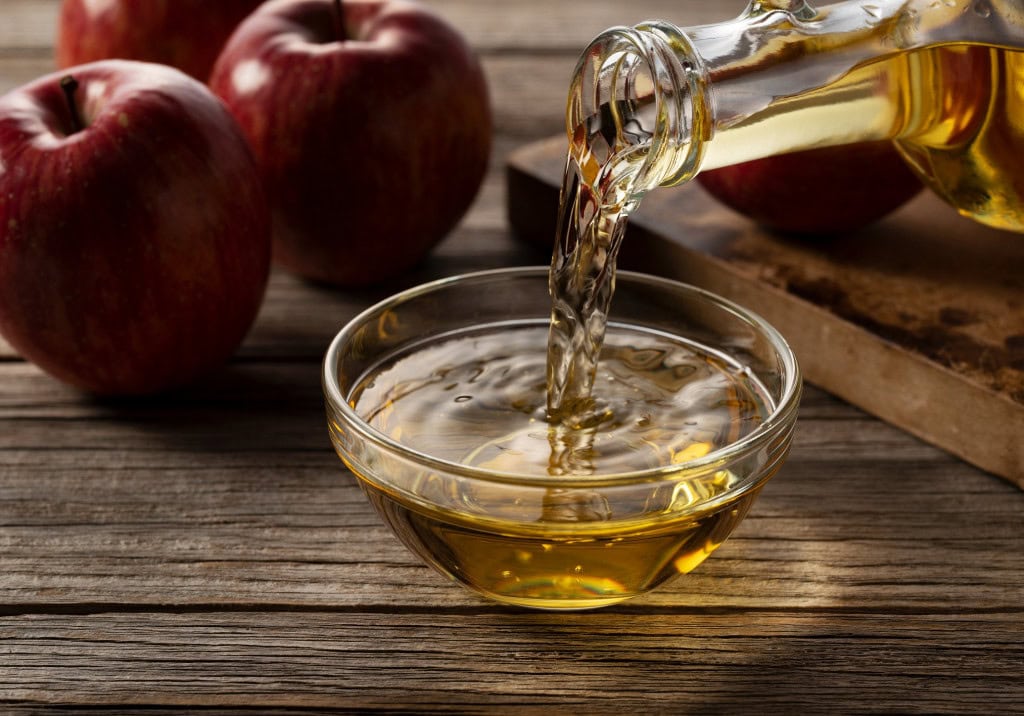 É seguro consumir alimentos após a data de vencimento? Certamente, em algum momento você já se deparou com algum alimento em casa, seja esquecido na geladeira ou no fundo da despensa, que estava lá há muito tempo e passou da data de validade por alguns dias. Surge então a dúvida: será que ainda é seguro consumi-lo? Vinagre de maçã na tigela