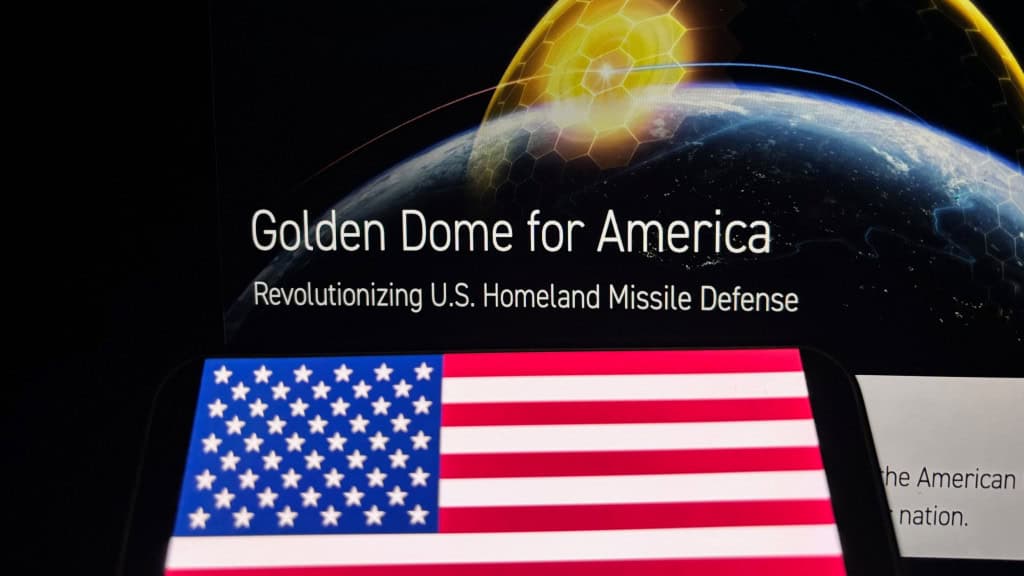 SpaceX deve desenvolver satélites do Domo de Ouro dos EUA, diz site A SpaceX, empresa de Elon Musk, deve fechar um contrato de US$ 2 bilhões (cerca de R$ 11,5 bilhões) com o Pentágono para desenvolver satélites do Domo de Ouro, o escudo antimísseis dos Estados Unidos, segundo o Wall Street Journal.  Imagem de bandeira dos Estados Unidos colocada na frente de tela inicial do site sobre o Domo de Ouro