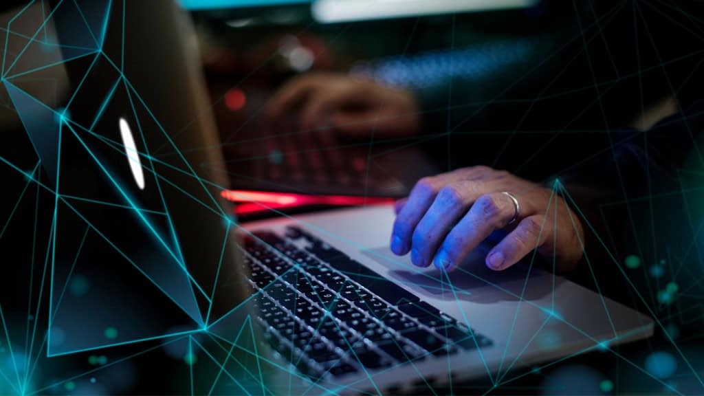 Pessoa digitando em notebook