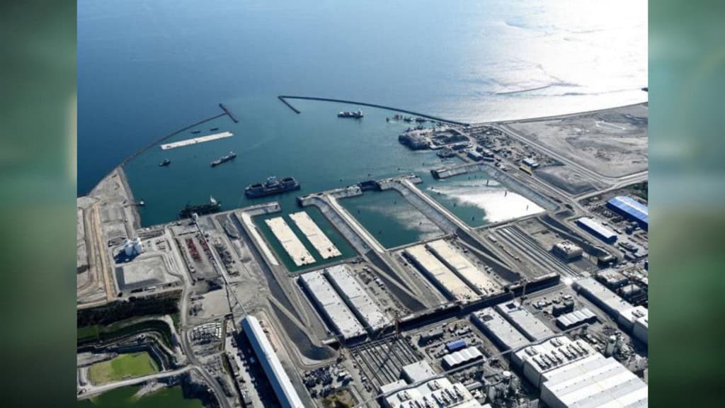 Visão aérea de fábrica de módulos e vila de trabalhadores para construir maior túnel submerso do mundo