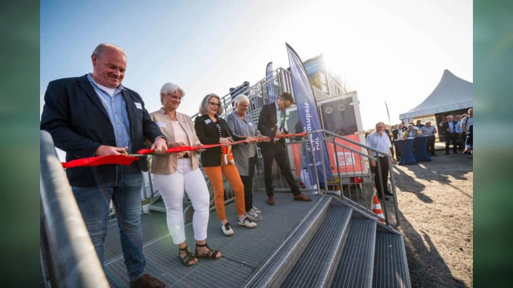 Pessoal cortando faixa para inaugurar mirante para construção do maior túnel submerso do mundo