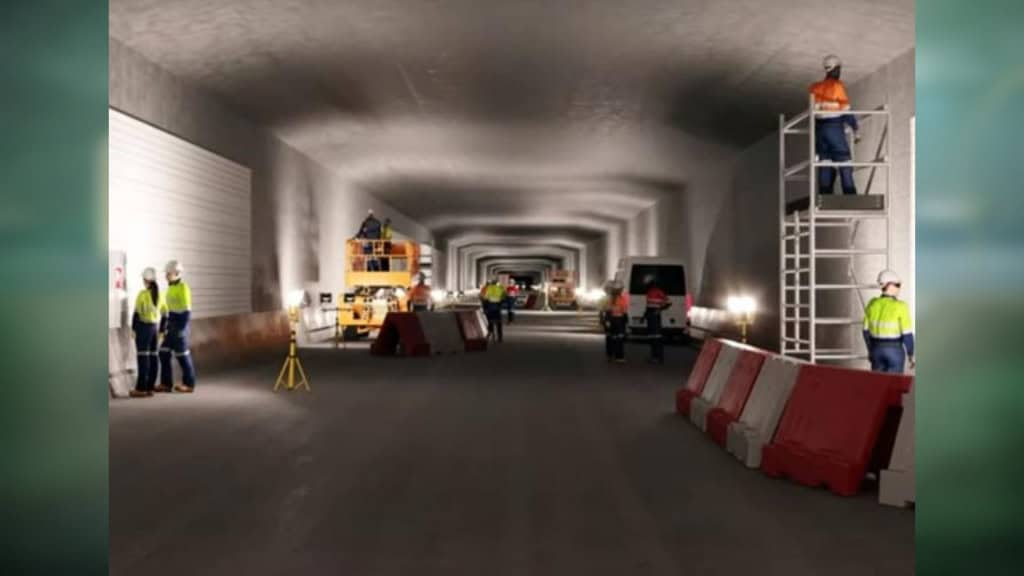 Trabalhadores instalando tecnologia do maior túnel submerso do mundo