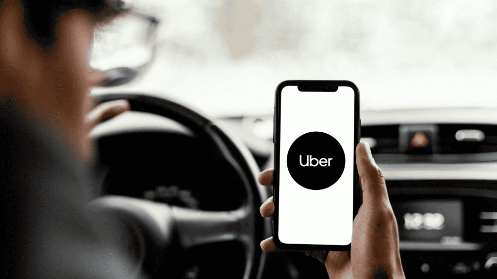 EUA: Uber é processada por discriminar pessoas com deficiência O Departamento de Justiça dos Estados Unidos (DOJ, na sigla em inglês) está processando a Uber por violar a Lei dos Americanos com Deficiências. As autoridades acusam a plataforma de “falhar em prevenir e remediar” conscientemente a discriminação de pessoas com deficiência. Uber