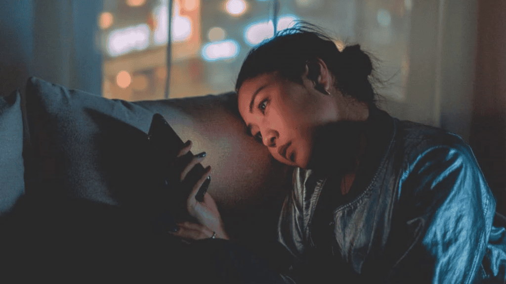 Usar o X à noite pode fazer tão mal quanto beber em excesso, diz estudo Publicar no X (ex-Twitter) durante a noite está associado a um pior bem-estar mental, segundo um estudo da Universidade de Bristol, no Reino Unido, publicado na Scientific Reports. Mulher usando celular em quarto escuro