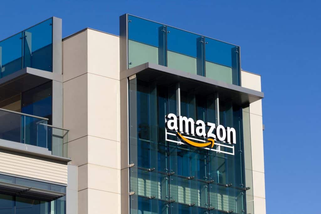 Amazon compra participação na Rappi com aporte inicial de US$ 25 milhões A Amazon comprou uma parcela da Rappi. Segundo a Bloomberg, a empresa de Jeff Bezos acaba de investir US$ 25 milhões na startup colombiana de delivery avaliada em mais de US$ 5 bilhões, em movimento estratégico na América Latina. O aporte garante à Amazon até 12% do capital da Rappi no futuro, de acordo com metas estipuladas. Amazon compra participação na Rappi com aporte inicial de US$ 25 milhões