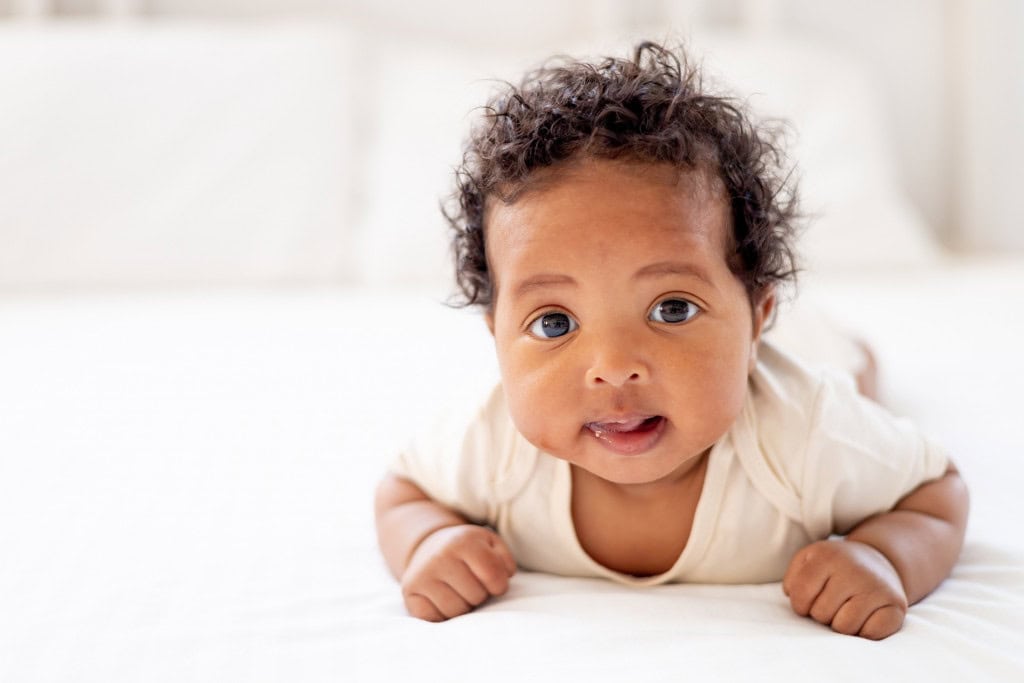 Como bebês humanos aprendem a falar? Saguis podem ter a resposta Quando bebês humanos balbuciam e recebem respostas dos pais, estão dando os primeiros passos na aprendizagem da linguagem. Bebê de bruços