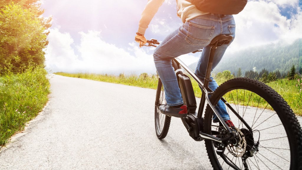Ciclistas também recebem multa? Veja o que diz o Detran e o CTB O Código de Trânsito Brasileiro (CTB) estabelece normas para todos os usuários das vias públicas, incluindo motoristas, motociclistas, pedestres e ciclistas. Ainda que as bicicletas não possuam placa ou exigência de habilitação, elas são consideradas veículos e, portanto, devem seguir as regras de trânsito. Por isso, o não cumprimento dessas normas pode resultar em multas e outras penalidades. Homem andando de bicicleta