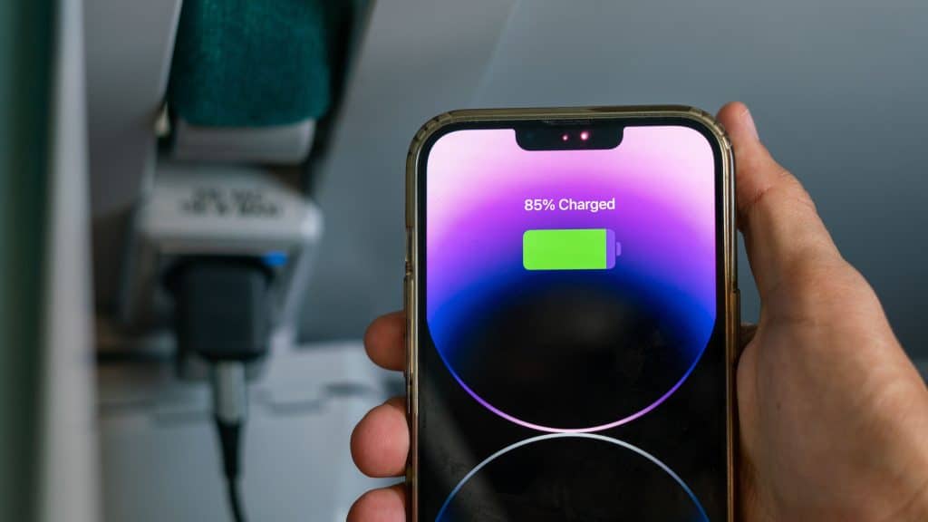 5 dicas para fazer o iPhone antigo ficar como ‘novo’ Com o lançamento da linha iPhone 17, é normal que muitas pessoas pensem em trocar de aparelho para aproveitar todas as novas funcionalidades e tecnologias do dispositivo. Porém, você sabia que isso nem sempre é necessário? Dependendo da geração do seu smartphone da Apple, é possível fazê-lo ficar ‘novo’ mais uma vez por meio de algumas ações simples. Homem segurando um iPhone 6 Space Gray com ícone de bateria na tela