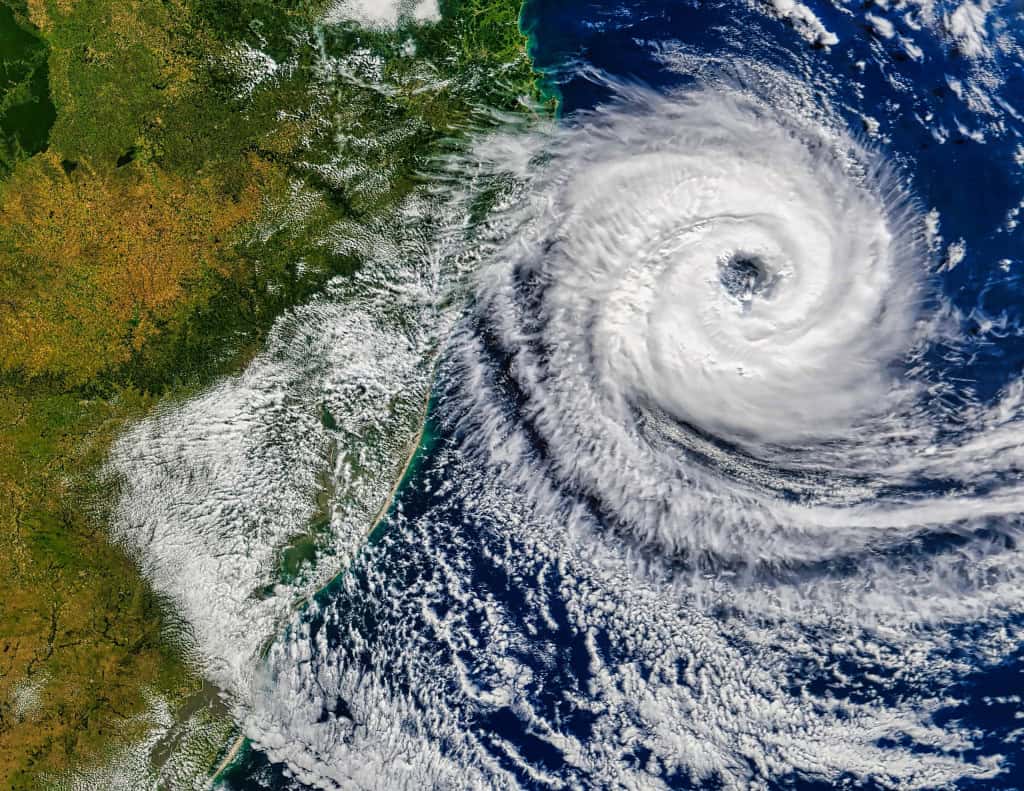 Tornado de categoria F3 atinge município de Rio Bonito do Iguaçu Um tornado atingiu a região Centro-Sul do Paraná na noite de sexta-feira (7). O fenômeno é consequência de um ciclone extratropical que afetou a Região Sul do país. O município mais afetado foi Rio Bonito do Iguaçu. De acordo com a Defesa Civil do Paraná, 90% da área urbana foi atingida. Ciclone se formando na região sul do Brasil