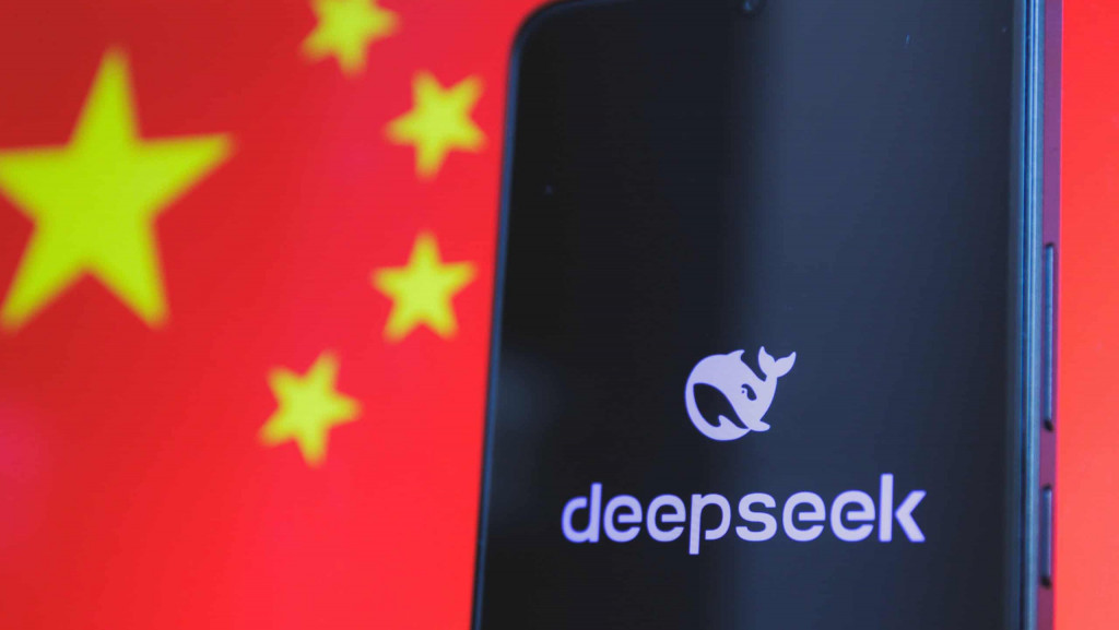 Ao fundo, bandeira da China; à frente, logo da DeepSeek em um smartphone