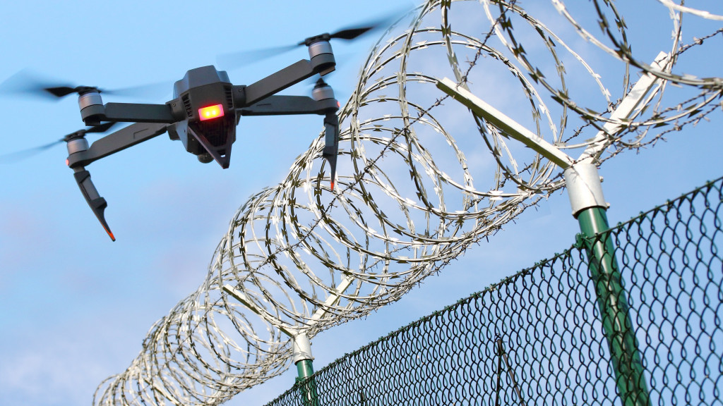 Ameaça invisível: drones misteriosos colocam Europa em alerta O aeroporto de Munique, um dos mais movimentados da Alemanha, foi fechado temporariamente após avistamentos de drones entre a noite de quinta-feira (02) e a madrugada desta sexta-feira (03). A paralisação forçou o cancelamento e o desvio de dezenas de voos. Milhares de passageiros não conseguiram embarcar. Drone sobrevoando uma cerca de arame farpado