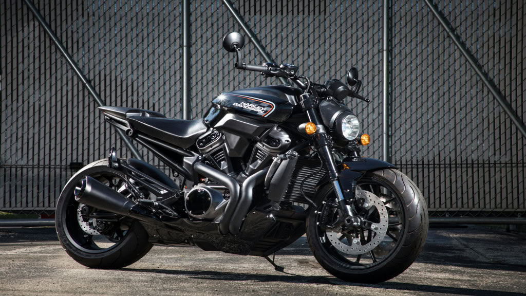 Moto não liga? 6 sinais de que o problema pode ser a bateria Todo motociclista está sujeito a passar pela situação de querer utilizar a moto para se locomover a algum lugar e simplesmente dar partida e ela não ligar. Em meio a isso, é normal que a pessoa fique sem saber o motivo do problema e perca ainda mais tempo buscando descobri-lo. Porém, saiba que é comum a bateria ser a causa do veículo não ligar. Imagem ilustrativa de uma moto Harley Davidson de cor preta