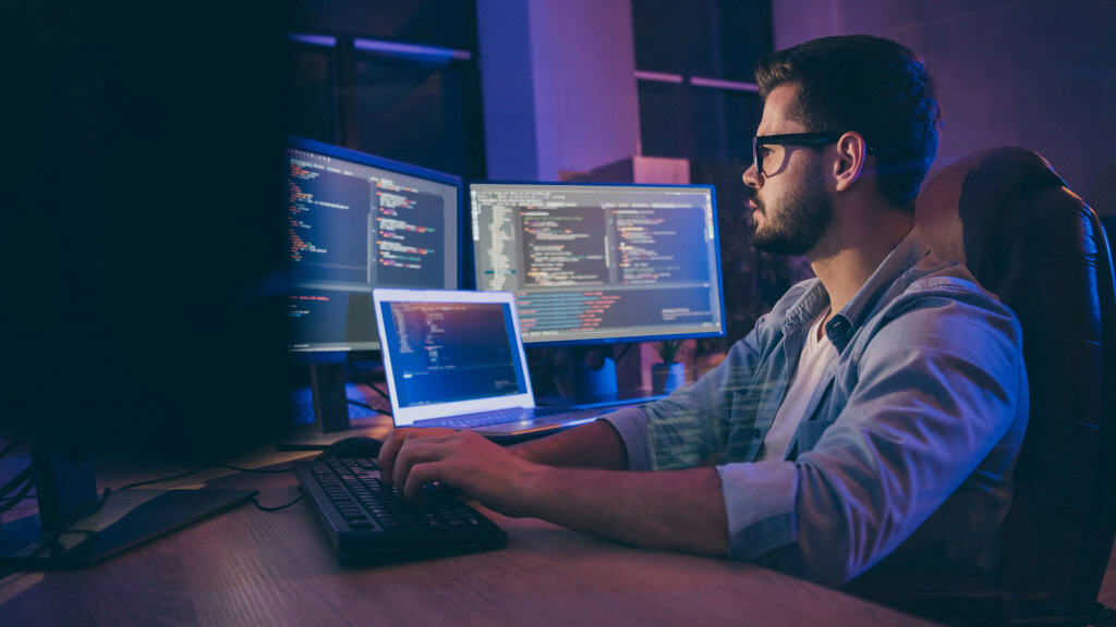 Por que nem todos usam o Linux como sistema operacional? Muito popular, o Linux é um sistema operacional que pode ser utilizado em diferentes equipamentos, como smartphones e computadores, pois oferece diversos benefícios aos usuários, como flexibilidade e segurança. Apesar disso, o software não é utilizado por todos e, inclusive, está atrás do macOS e do Windows em número de usuários. Por que nem todos usam o Linux como sistema operacional?