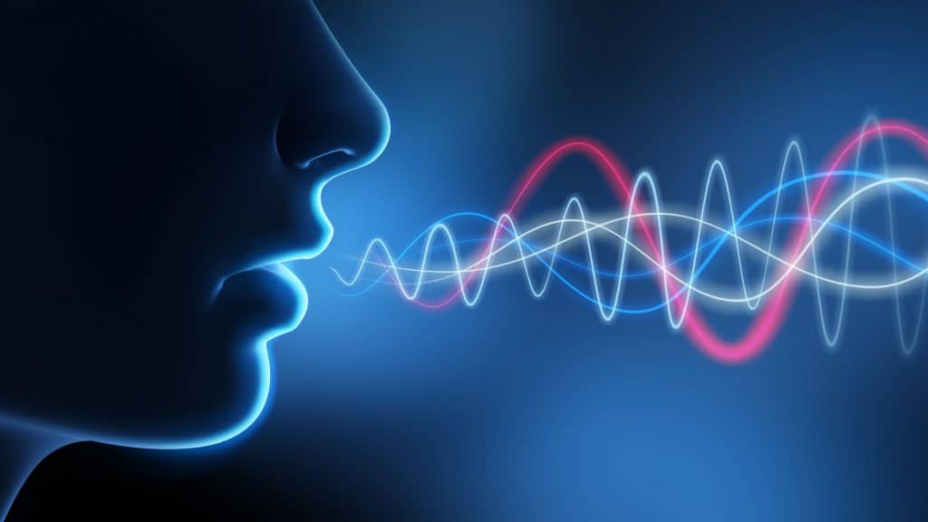 Voz humana ou de IA? Já não sabemos diferenciar Atualmente, parece estar cada vez mais difícil saber o que é IA e o que é real – inclusive quando ouvimos vozes em ambientes digitais. Pessoa falando com espectrograma
