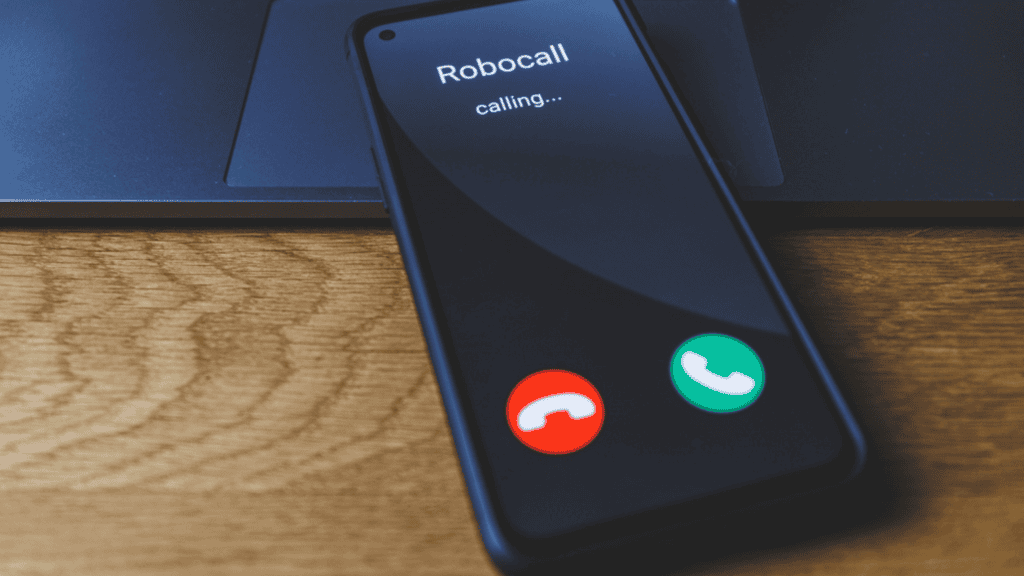 Tem um iPhone? Confira 4 funções secretas do botão de volume que muitos desconhecem Você sabia que os tradicionais botões de volume, presentes no lado esquerdo dos modelos de iPhone, possuem outras funções interessantes além de aumentar ou diminuir o som? Pois é, a seguir, vamos mostrar 4 funcionalidades secretas que são possíveis de realizar em seu aparelho utilizando apenas esses componentes. Chamada robocalling