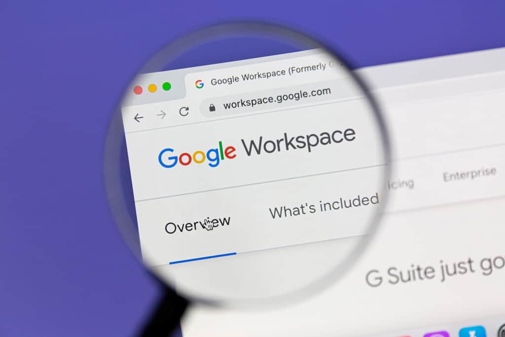 Gmail ganha recurso com IA Gemini para marcar reuniões O Google anunciou um novo recurso que promete simplificar a forma como os usuários do Gmail e do Google Calendar marcam reuniões. A novidade, chamada “Help me schedule” (Me ajude a agendar, em tradução livre), utiliza a inteligência artificial Gemini para sugerir automaticamente horários de encontro com base na disponibilidade dos envolvidos e no contexto das mensagens trocadas por e-mail. Lupa apontando para logo do Google Workspace