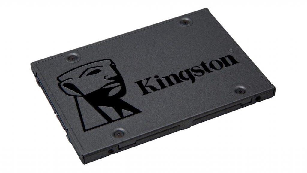 SSD falso? 6 dicas para não comprar hardware falsificado na internet SSD (Solid State Drive), sigla em inglês para unidade em estado sólido, é um acessório que serve para armazenar dados permanentes na memória, ou seja, informações que não são excluídas depois que a energia é desligada, diferente do que acontece com a memória RAM. SSD Kingston SA400S37/960G