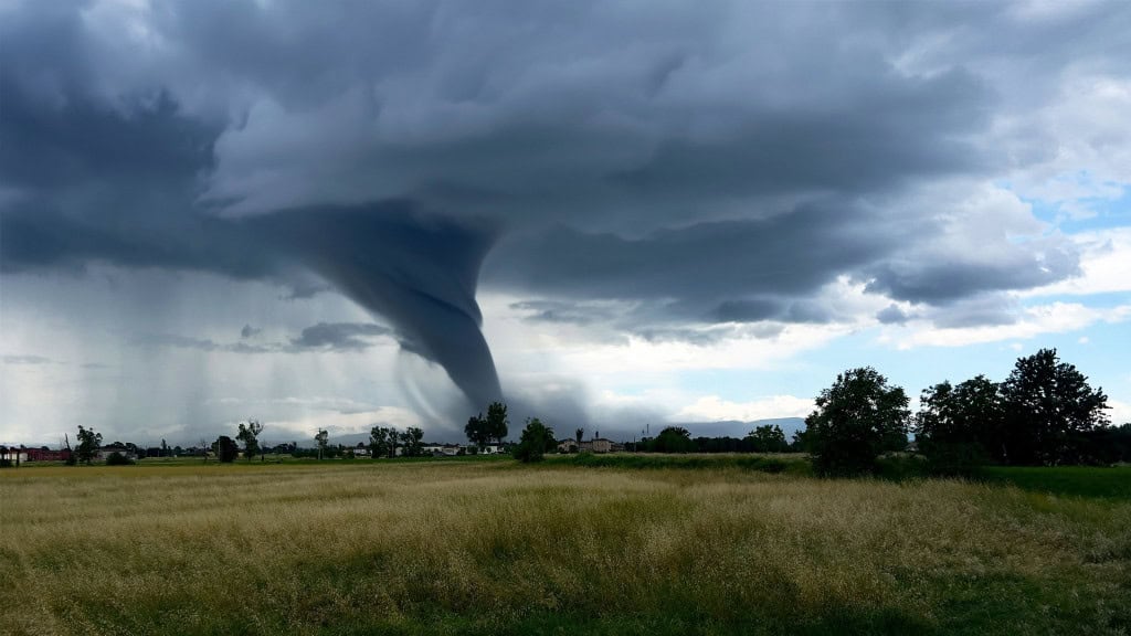 Existe tornado no Brasil? Descubra onde e por que eles acontecem Os tornados são conhecidos como alguns dos fenômenos atmosféricos mais intensos e destrutivos do planeta. Embora sejam mais comuns nos Estados Unidos, o Brasil também está entre os países com maior incidência, devido às condições climáticas favoráveis em determinadas regiões. Tornado se formando sobre terras agrícolas
