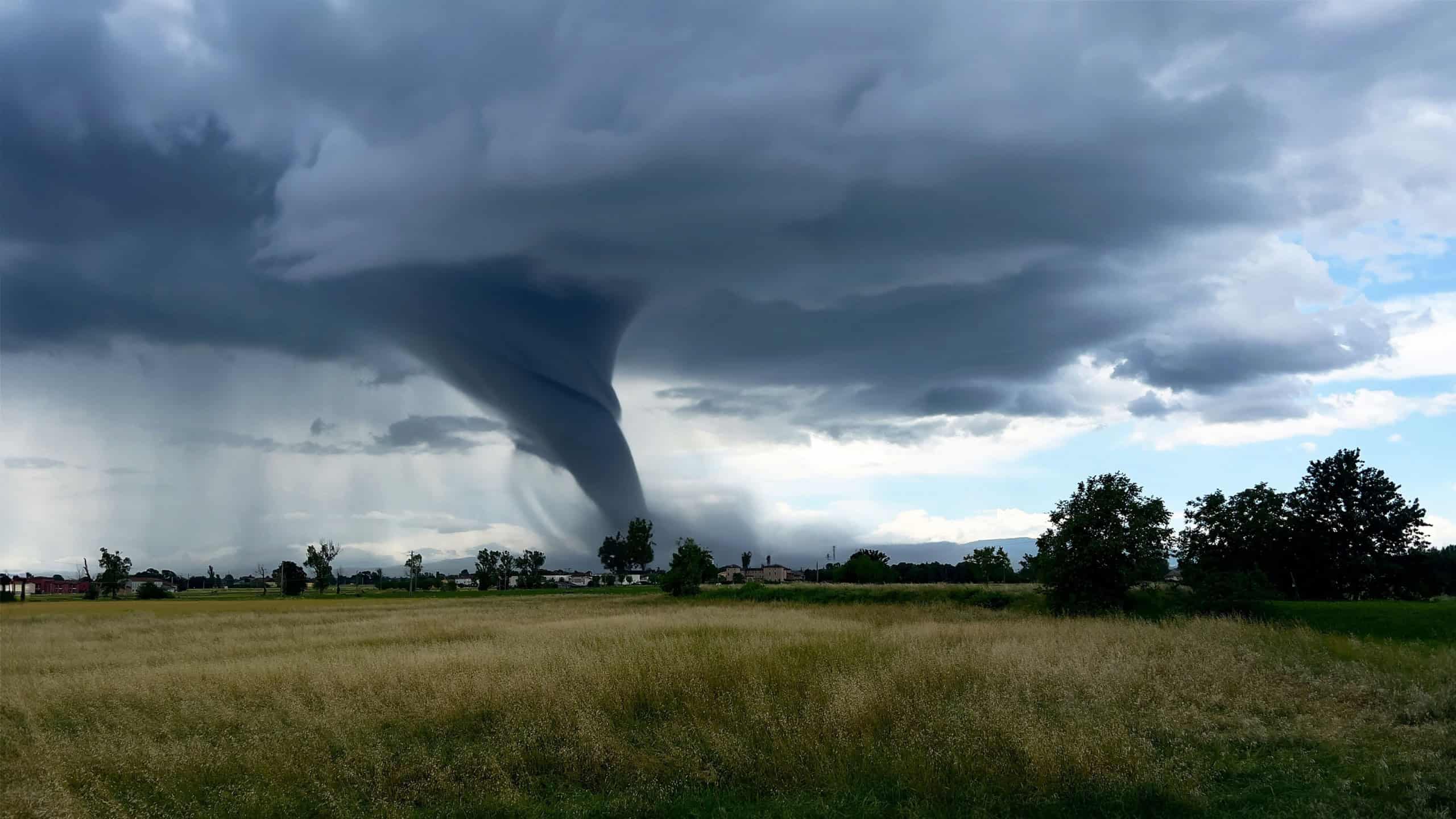 Tornado em São José dos Pinhais atinge 180 km/h