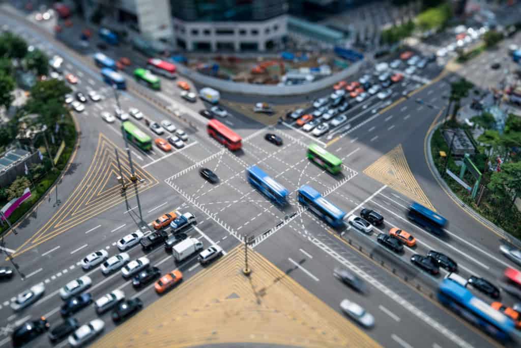 Semáforo de quatro cores? EUA estudam preferência para carros autônomos Já virou uma tradição. Os semáforos têm três cores dispostas de cima para baixo na seguinte ordem: vermelho (pare), amarelo (atenção) e verde (siga). Trata-se de uma norma mundial de sinalização de trânsito, mesmo que muitos motoristas “finjam” não conhecer as regras. transito
