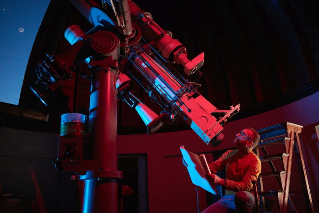 Satélites com espelhos solares podem iluminar a Terra à noite Uma startup dos Estados Unidos quer transformar a forma como o planeta gera energia solar — e ao mesmo tempo tem provocado alerta entre cientistas e ambientalistas. A empresa Reflect Orbital, sediada na Califórnia, pretende lançar uma constelação de satélites capazes de refletir a luz do Sol de volta à Terra, permitindo que fazendas solares continuem produzindo eletricidade mesmo após o anoitecer. Pesquisadores buscam "fósseis" dentre as galáxias para reconstruir o passado do Universo.