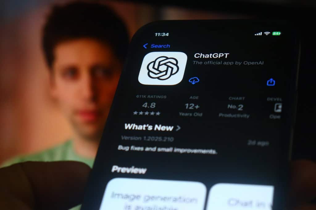 OpenAI anuncia novas restrições para menores de 18 anos no ChatGPT O CEO da OpenAI, Sam Altman, anunciou uma série de novas políticas para usuários menores de idade, focadas em aumentar a segurança em tópicos sensíveis, mesmo que isso limite liberdade e privacidade. chatgpt celular sam altman openai