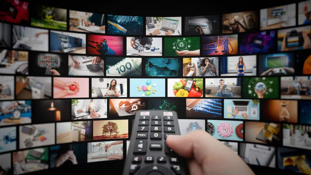 Streamings: regulação é aprovada pela Câmara A Câmara dos Deputados aprovou, nesta quarta-feira (5), o projeto de lei que estabelece o marco legal para os serviços de streamings audiovisuais no Brasil. A proposta, que segue agora para o Senado, define regras para plataformas, como Netflix, Amazon Prime Video, Disney+, Globoplay e YouTube, prevendo cobrança de contribuição setorial, cotas de conteúdo nacional e outras obrigações regulatórias. Mídia conceito vídeo parede com telas pequenas, serviço de streaming ou conceito VOD. Controle remoto em mãos