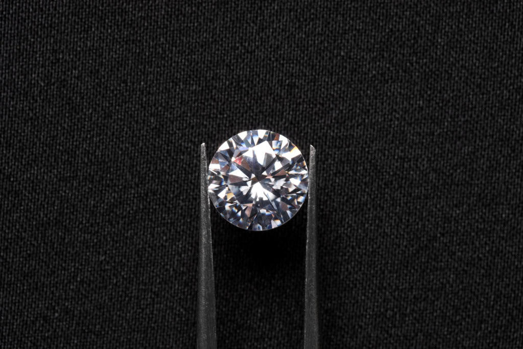 Os diamantes comuns têm seus átomos em uma estrutura cubica. No novo experimento, pesquisadores sintetizaram uma versão com estrutura hexagonal encontrada apenas em meteoros.