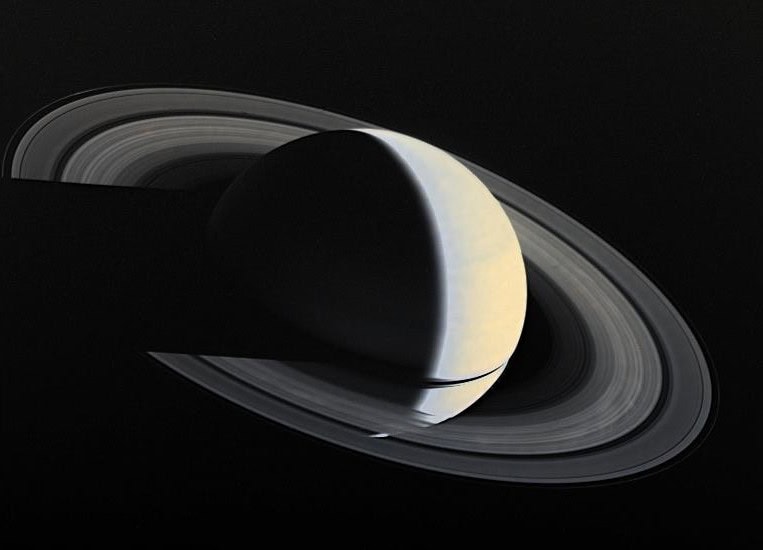 Imagem de Saturno e seus anéis tirada pela Voyager 1 em novembro de 1980, quatro dias após a maior aproximação desse gigante gasoso, a uma distância de 5,3 milhões de km.