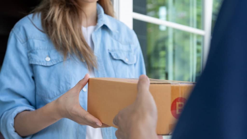5 dicas para reaproveitar caixa de som velha, como as da JBL Você tem uma caixa de som velha, como as da JBL, em sua casa e está planejando jogá-la fora? Saiba que existem diversas maneiras de reaproveitá-la e evitar que ela se torne apenas um lixo eletrônico. Continue a leitura e veja algumas das principais coisas que podem ser feitas com o item. presente