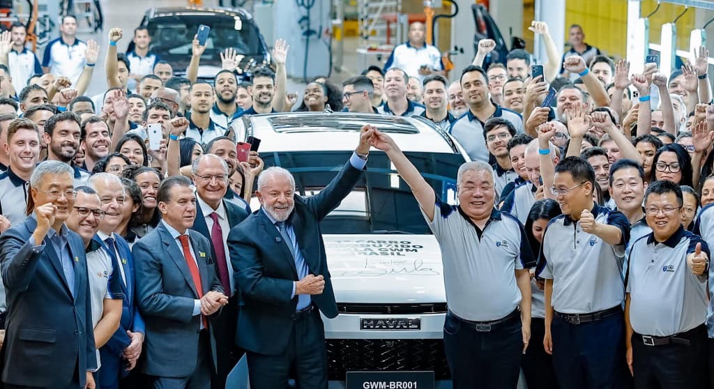 GWM inicia pré-venda do SUV híbrido de luxo Wey 07 A GWM Brasil está recebendo reservas antecipadas do Wey 07, SUV híbrido plug-in de luxo com seis lugares. As solicitações podem ser feitas diretamente no site da empresa, no Mercado Livre ou em concessionárias da marca mediante depósito de R$ 9 mil. O preço oficial do modelo será anunciado no dia 23 de outubro. GWM inicia pré-venda do SUV híbrido de luxo Wey 07