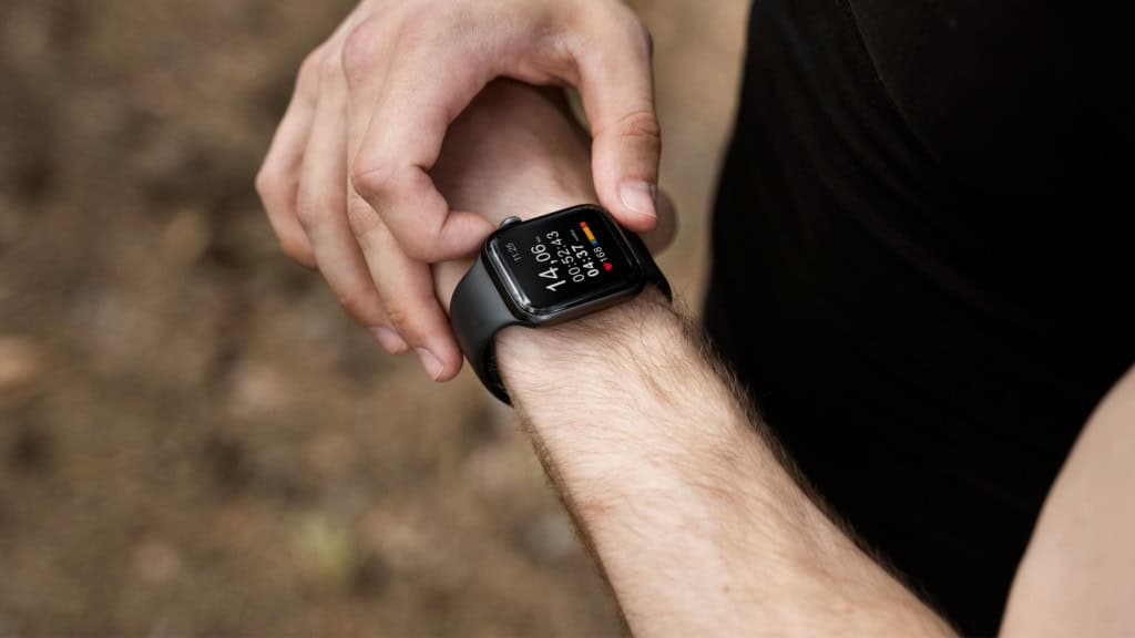 Como o smartwatch mede o oxigênio no sangue? Os smartwatches evoluíram de simples acessórios para ver as horas e se tornaram ferramentas de monitoramento pessoal. Além de contar passos e registrar batimentos cardíacos, eles também estimam a quantidade de oxigênio presente no sangue. Homem de alto ângulo usando relógio smart