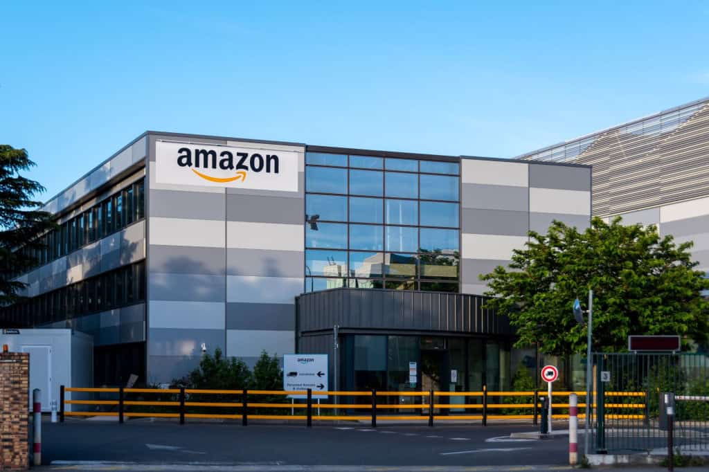 Amazon compra participação na Rappi com aporte inicial de US$ 25 milhões A Amazon comprou uma parcela da Rappi. Segundo a Bloomberg, a empresa de Jeff Bezos acaba de investir US$ 25 milhões na startup colombiana de delivery avaliada em mais de US$ 5 bilhões, em movimento estratégico na América Latina. O aporte garante à Amazon até 12% do capital da Rappi no futuro, de acordo com metas estipuladas. amazon