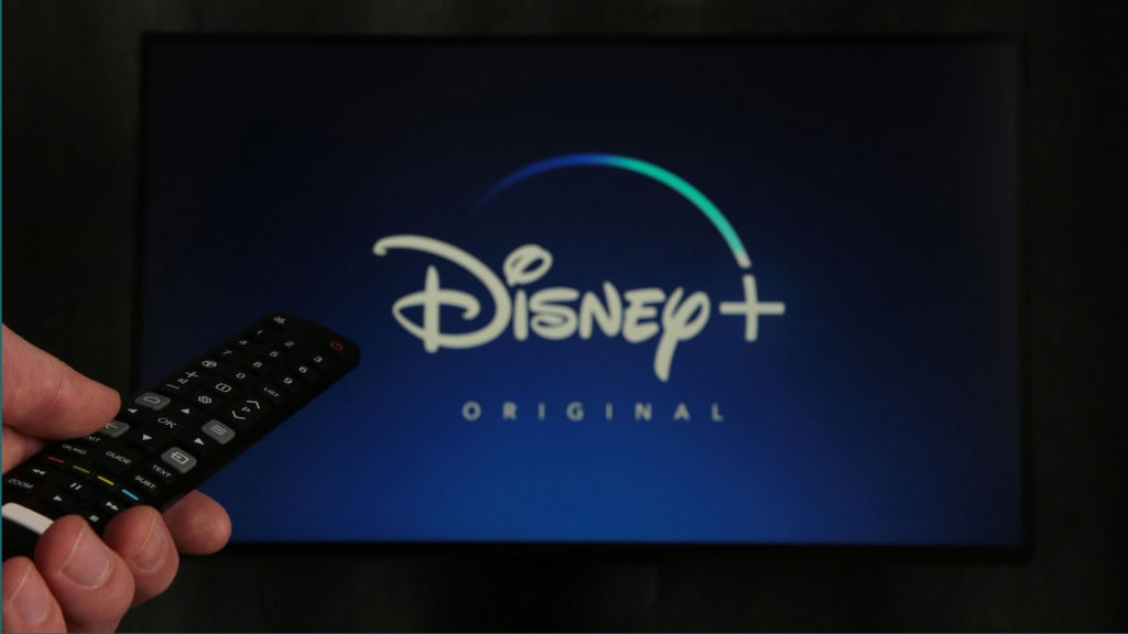 Tempo limitado: Disney+ lança planos a partir de R$ 9,90 Se você tem namorado as assinaturas do Disney+ há algum tempo, chegou o momento de parar de ensaiar. O streaming lançou uma promoção com planos a partir de R$ 9,90 como parte da campanha “Experts em Ofertas” até 27 de setembro. Os valores são válidos por quatro meses e as assinaturas devem ser feitas pelo site disneyplus.com. Tela de tv com o Disney+ aberto e uma pessoa com o controle remoto
