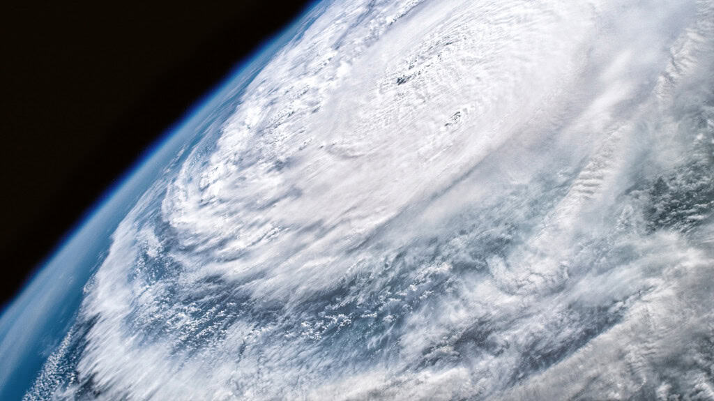 Tempestade do século: furacão Melissa chega à Jamaica com mortes e ventos de 290 km/h O furacão Melissa está previsto para chegar na Jamaica nesta terça-feira (28). O evento é caracterizado como a “tempestade do século” por lá, com ventos que devem chegar a 290 km/h. Este será o furacão mais forte na ilha em 174 anos, quando os registros começaram. furacão