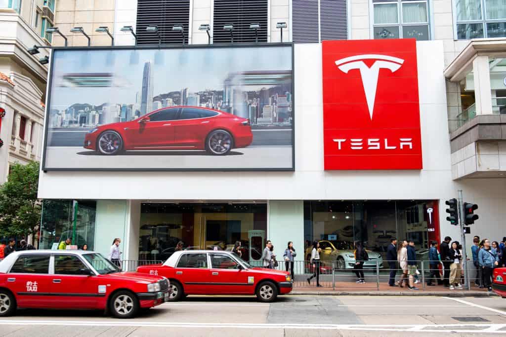 Tesla desperta curiosidade com teaser misterioso; assista A Tesla provocou curiosidade neste fim de semana ao divulgar um teaser misterioso sobre um novo produto que será revelado na terça-feira (7). Fachada de loja da Tesla