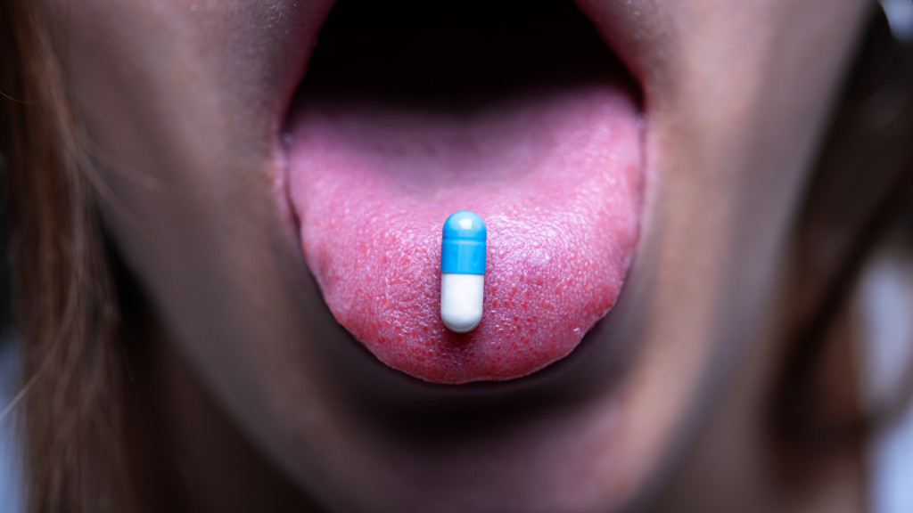 Punhado de terra escondia antibióticos contra superbactérias, revela estudo Um punhado de terra pode esconder segredos capazes de transformar a medicina. Foi o que mostrou um estudo publicado na revista Nature Biotechnology nesta sexta-feira (12). Cientistas da Universidade Rockefeller descobriram centenas de bactérias e dois antibióticos a partir de uma amostra de solo coletada numa floresta nos Estados Unidos. Pessoa com uma pílula na língua