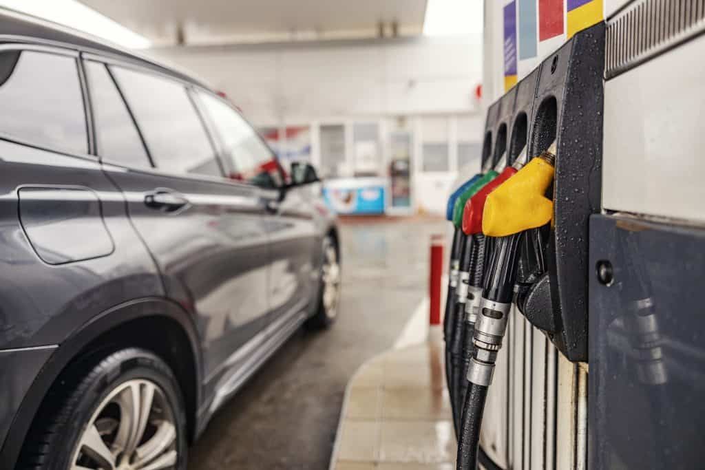 Metanol no combustível prejudica o carro ou moto? Em agosto de 2025, uma megaoperação com profissionais do MP-SP, MPF e das Polícias Federal, Civil e Militar trouxe à tona um esquema criminoso bilionário no setor de combustíveis um esquema criminoso bilionário no setor de combustíveis, comandado por membros do Primeiro Comando da Capital (PCC). Entre os diversos crimes cometidos está o de adulteração dos combustíveis com metanol. bomba de combustivel