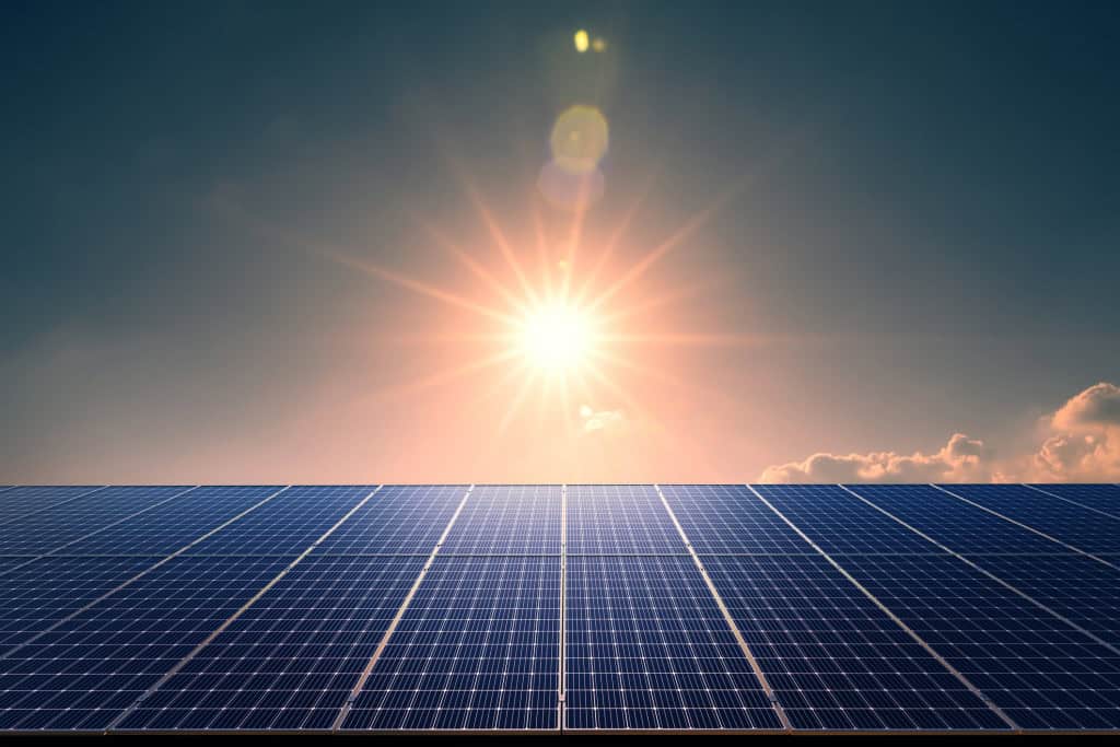 Painel solar sob a luz do Sol