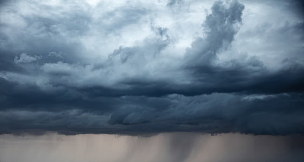 Rajadas de vento chegam a 116 km/h e causam estragos no Sul e Sudeste O último fim de semana do inverno trouxe rajadas de vento intensas em diversas regiões do Brasil, impulsionadas pelo deslocamento de uma forte frente fria sobre o centro-sul do país. Conforme alertado pela Climatempo, o fenômeno meteorológico provocou condições especiais, incluindo ventania e chuvas localmente intensas, que ainda exigem atenção em diferentes estados nesta segunda-feira. Rajadas de vento chegam a 116 km/h e causam estragos no Sul e Sudeste