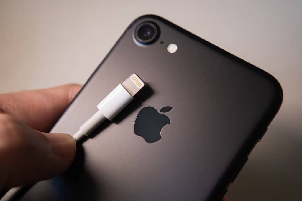 iPhone 17: Apple estaria preparando mudança na bateria dos smartphones O grande dia está chegando. Nesta terça-feira (9), a Apple finalmente irá apresentar oficialmente a sua nova linha de smartphones. O lançamento do iPhone 17 acontecerá durante evento realizado na sede da empresa em Cupertino, na Califórnia, nos Estados Unidos. iPhone 17: Apple estaria preparando mudança na bateria dos smartphones