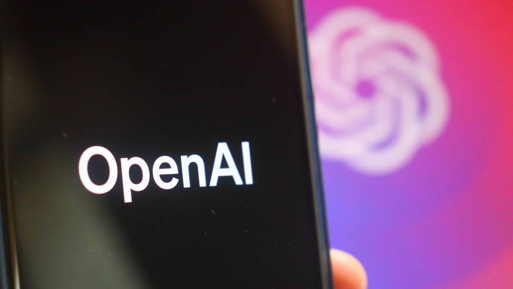Prepare o bolso! Novidades do ChatGPT vão ser caras Se você é do tipo early adapter, está mergulhado na inteligência artificial (IA) e usa muito o ChatGPT, é bom preparar o bolso. O CEO da OpenAI, Sam Altman, antecipou uma nova leva de recursos para o chatbot que vai custar caro e consumir bastante energia. Logo da OpenAI em um smartphone e ao fundo