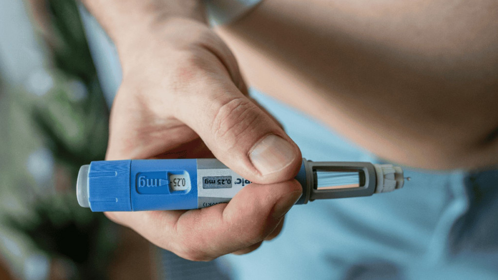 Ozempic e Mounjaro podem aumentar sobrevivência de pacientes com câncer, diz estudo Pacientes com câncer de cólon que usaram medicamentos como Ozempic, Wegovy e Mounjaro tiveram mais chances de sobreviver após o diagnóstico da doença, segundo um estudo recente conduzido por pesquisadores da Universidade da Califórnia em San Diego. ozempic